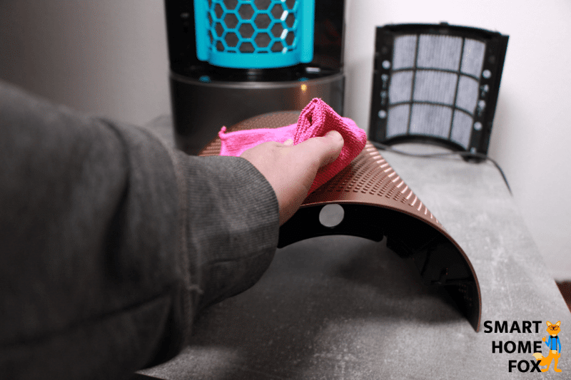 Очистка мягкой тканью вентиляционной решетки воздухоочистителя Dyson Purifier Humidify+Cool Formaldehyde PH04.